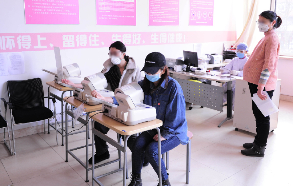 怀孕时妈妈要做10次常规产检，有4次产检，爸爸再忙也要陪同休闲区蓝鸢梦想 - Www.slyday.coM