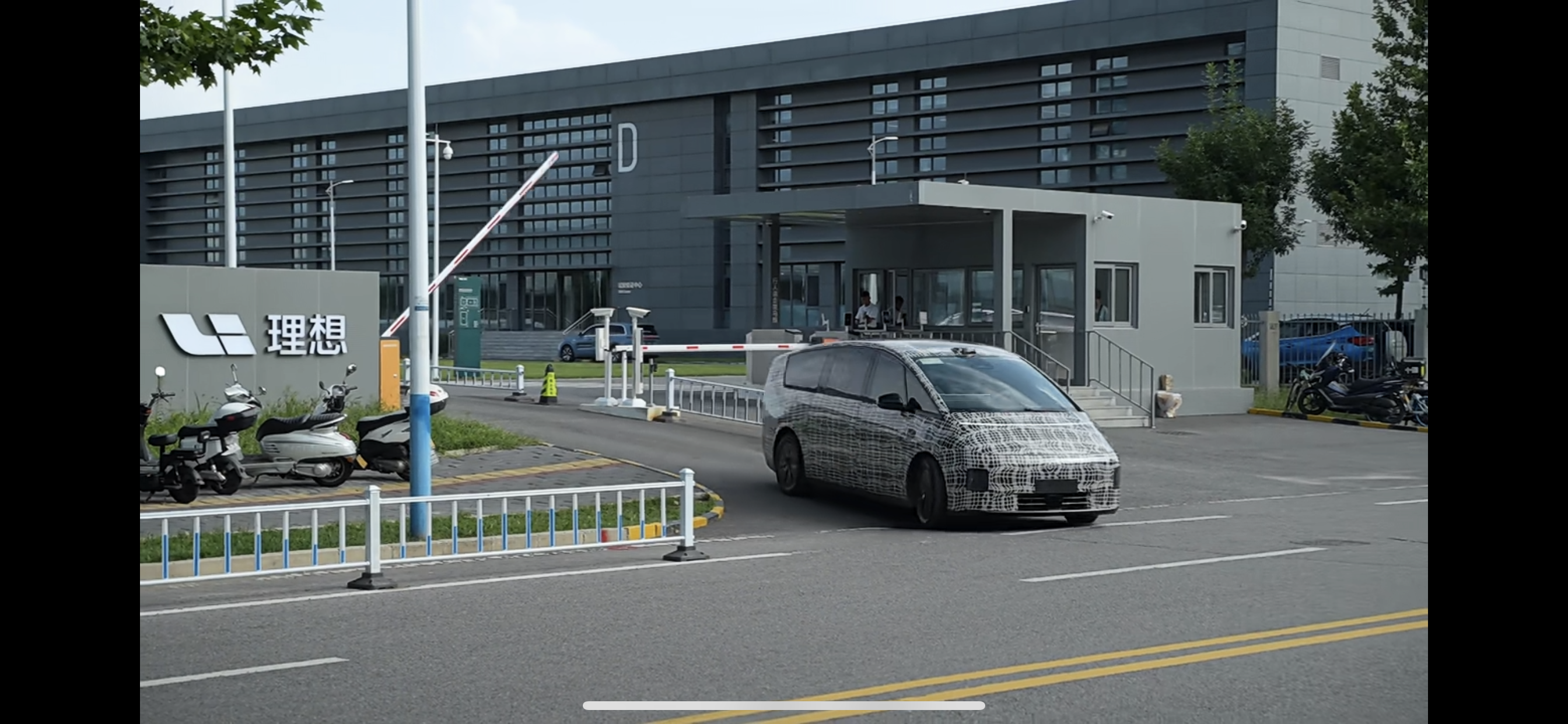 理想纯电MPV又出街了 虽然犹抱琵琶半遮面 怎么形容呢……