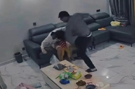 陕西一国企高管当孩子面“家暴”妻子,警方通报:男子被拘5日休闲区蓝鸢梦想 - Www.slyday.coM 陕西一国企高管当孩子面“家暴”妻子,警方通报:男子被拘5日休闲区蓝鸢梦想 - Www.slyday.coM