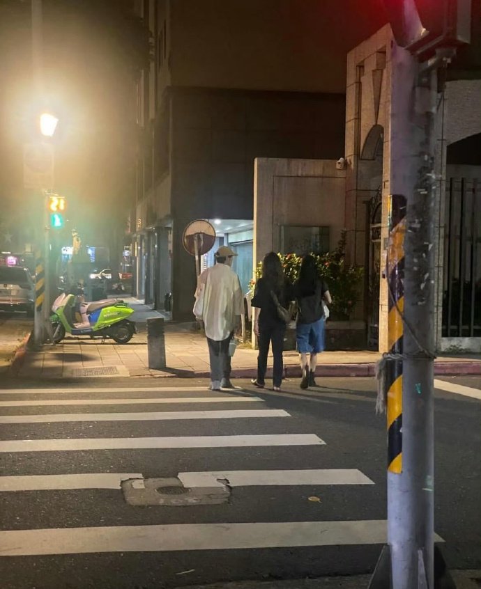 蔡依林吴青峰蔡健雅深夜聚会，网友调侃作息改变