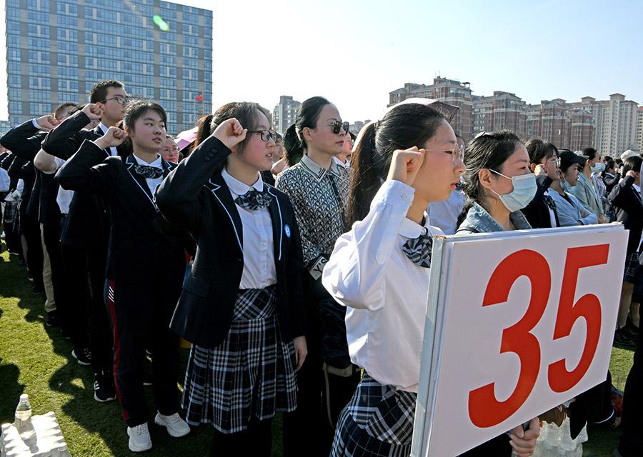 2021年5月10日,安徽淮南二中高三学生在父母陪伴下,一起走过成人门.