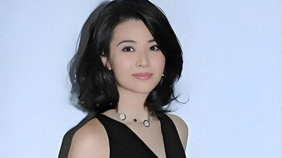 从青春到成熟：曾拍三级片，遭出轨，嫁入豪门，现52岁无子仍受宠