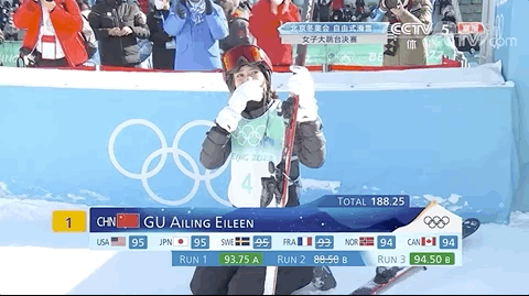 祝贺!中国选手谷爱凌夺冠,创造历史!安慰失落的银牌选手才去胜利欢呼,真治愈!休闲区蓝鸢梦想 - Www.slyday.coM 祝贺!中国选手谷爱凌夺冠,创造历史!安慰失落的银牌选手才去胜利欢呼,真治愈!休闲区蓝鸢梦想 - Www.slyday.coM