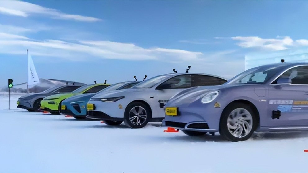 WRC赛场零下16℃极寒测试！小米SU7以6分43秒71夺冠，极氪007惜败