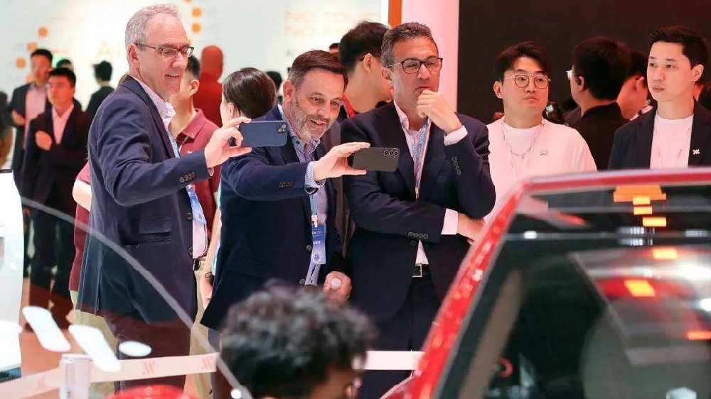 全球化与本土化并行：中国汽车“双向输出”新范式