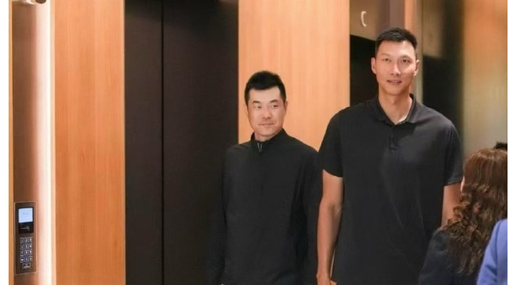 久违了，阿联！易建联露面与王仕鹏出席活动，面带微笑却明显消瘦