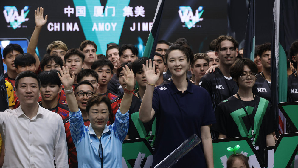 前中国女排队长惠若琪用排球为人们搭建桥梁