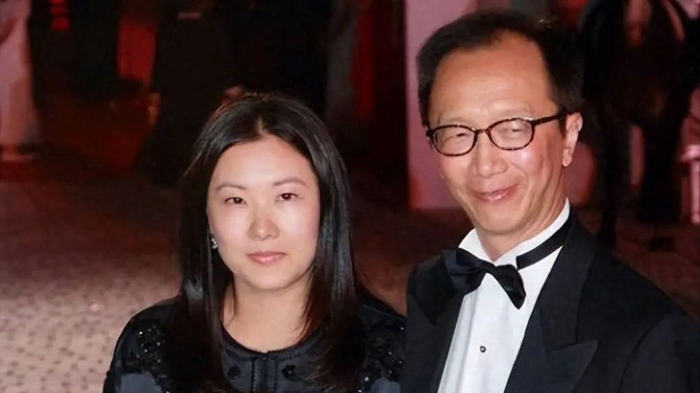 恩爱了23年，73岁的梁锦松开始衰老萎缩，47岁的伏明霞正绚烂如花