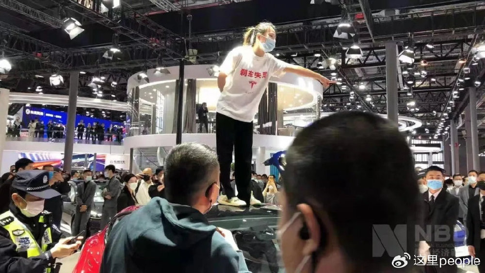 特斯拉车顶维权女车主被判赔偿17万元，该事件致车企损失1.7亿元订单