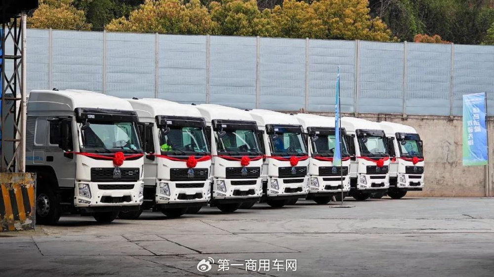 上半年销近万辆，中国重汽成功跻身新能源重卡赛道争冠行列！
