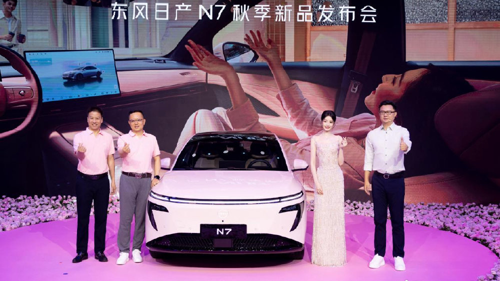 4万朵玫瑰打造浪漫花海 东风日产N7秋季新品发布‌