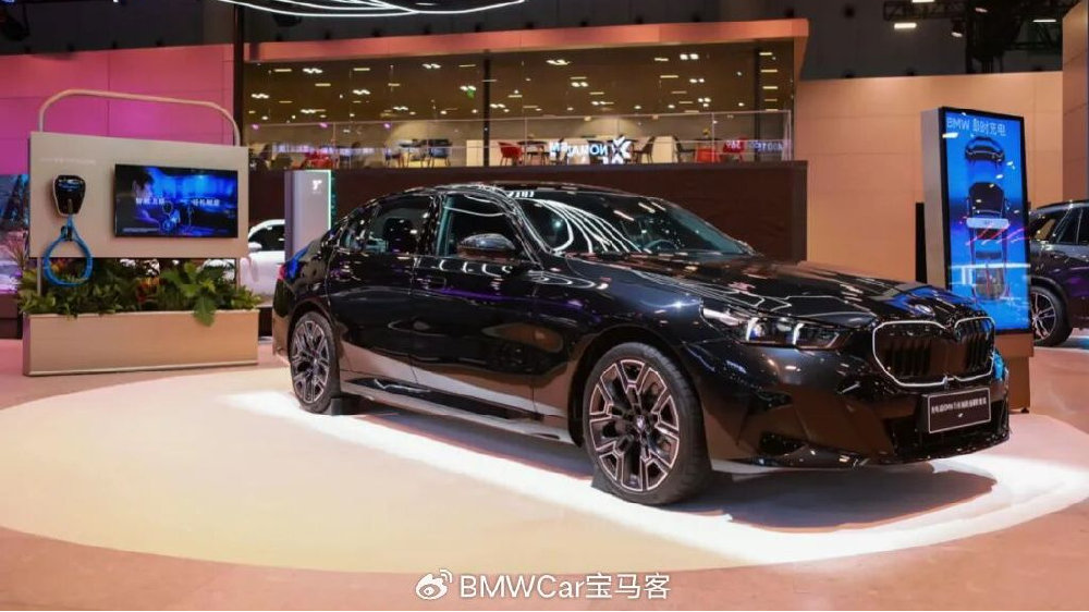 2026款宝马5系来了！无钥匙进入成为标配，宝石青回归！