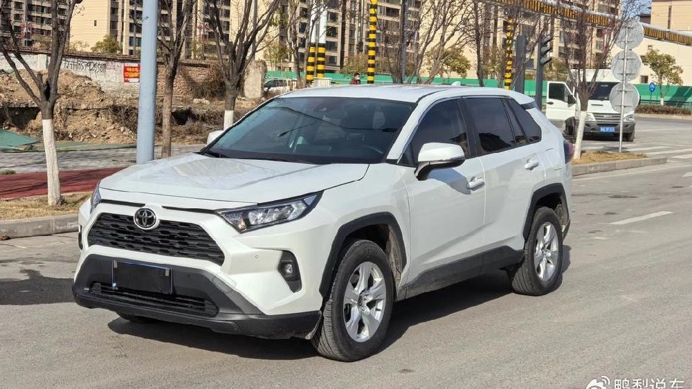 一汽丰田荣放买2.0L两驱都市版就行，配置够用，省油耐用