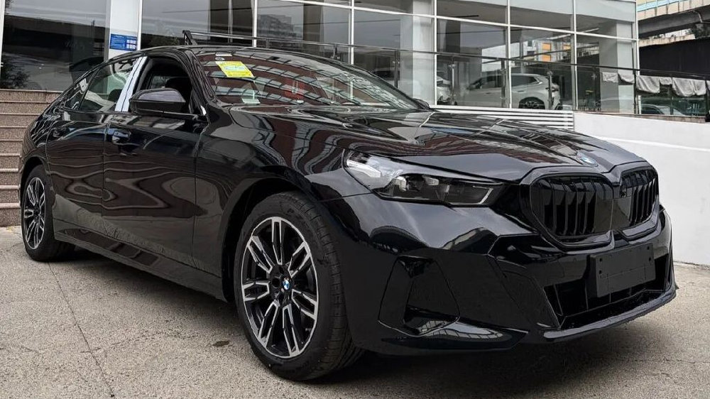 2026款宝马5系到店，宝石青回归，首批车主已提车！