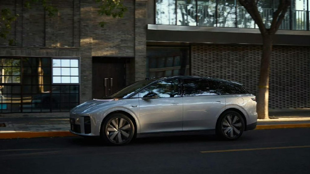 与特斯拉Model Y贴身肉搏！24.98万的全新理想i6，有胜算吗？