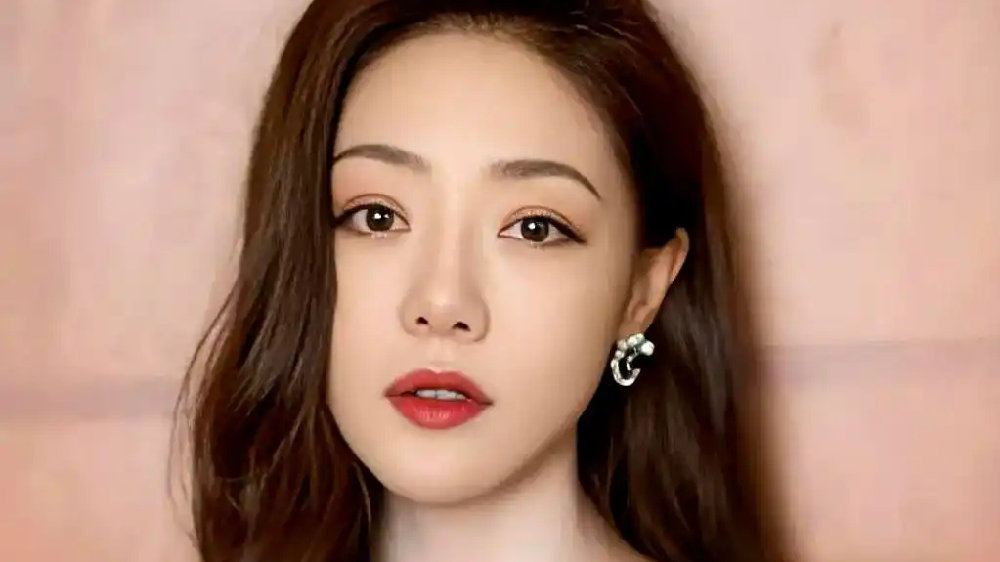 邓家佳疑似新恋情曝光，跟神秘男子打网球，两人晚上一起回家