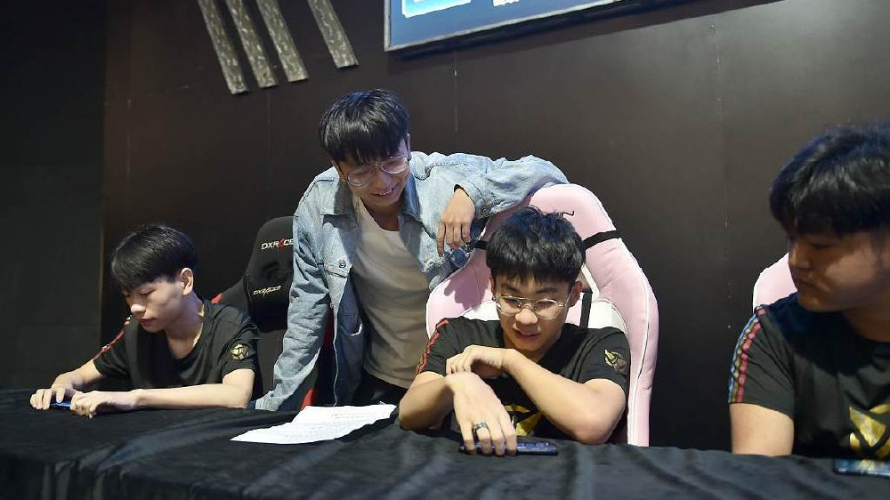 《交换人生》双男主镜像成长：Z世代困境如何被悬疑电竞剧治愈？