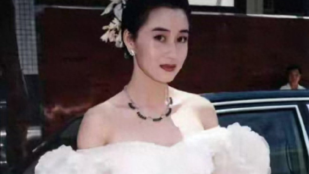 看了利智和何鸿燊合影，再看她和李连杰合影，生理性喜欢显而易见