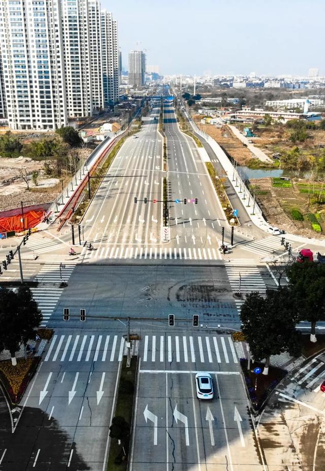 中华路北延工程向南与主城区中华路汇合,向北延伸至在建的横峰大道.