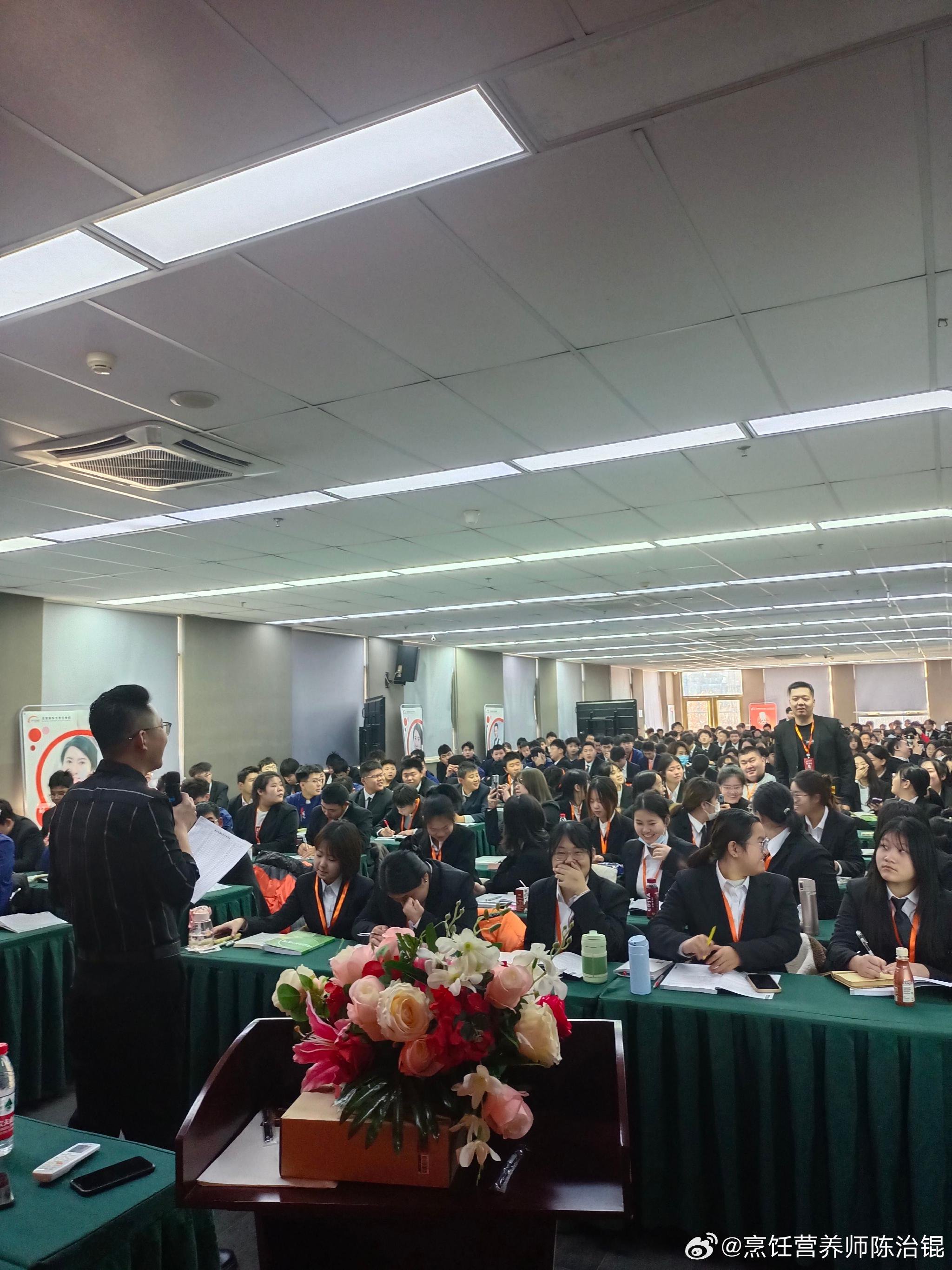 走进北京新东方烹饪学校，为270名营养配餐师授课……
