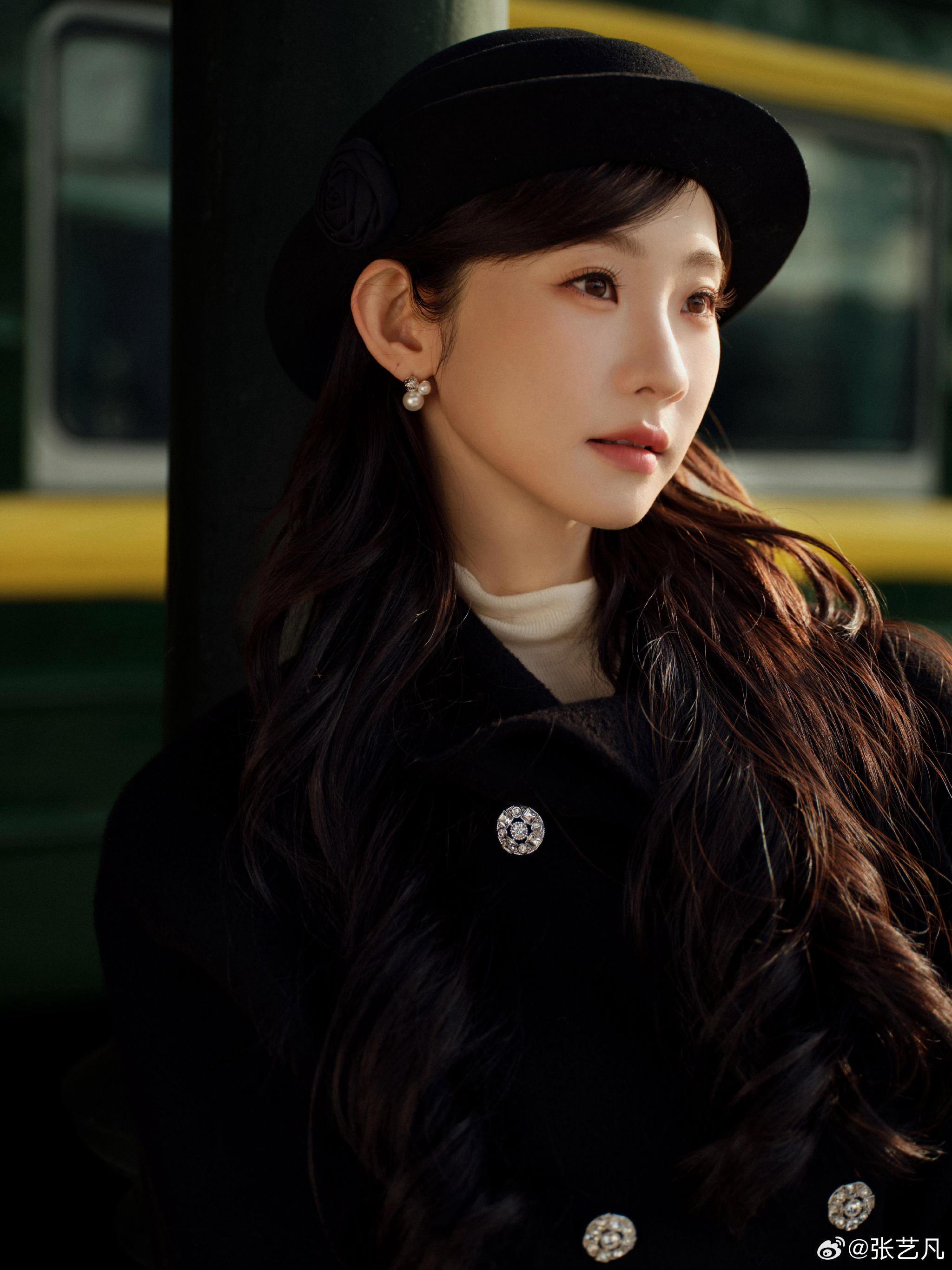 张艺凡归国千金，黑色礼帽套装真的好有民国那味，完全就是留洋归国的大小姐啊