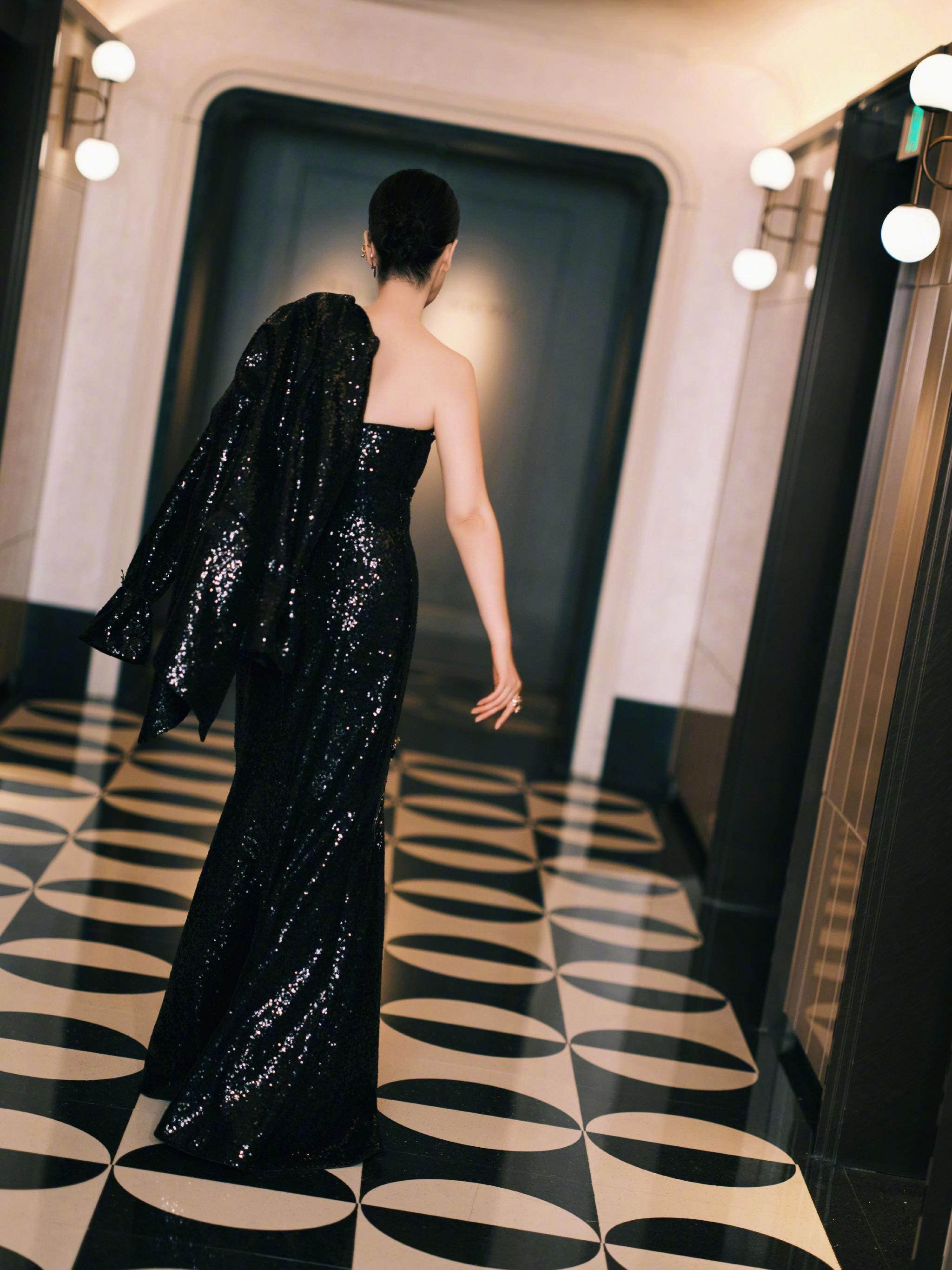 海清穿黑色亮片鱼尾裙亮相活动，优雅动人