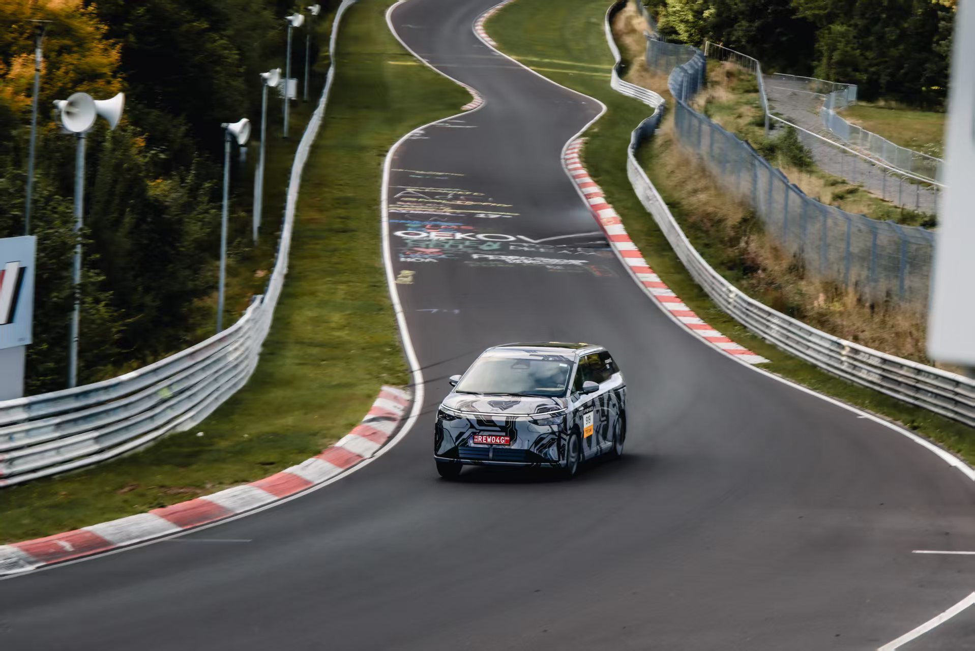 新款小鹏X9现身纽北赛道测试，双腔空悬后轮转向引期待