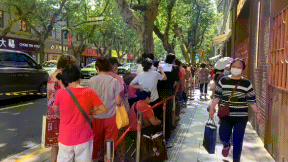 上海人消灭全国一半鲜肉月饼!天不亮光明邨排队开始休闲区蓝鸢梦想 - Www.slyday.coM 上海人消灭全国一半鲜肉月饼!天不亮光明邨排队开始休闲区蓝鸢梦想 - Www.slyday.coM