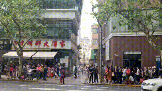 上海人消灭全国一半鲜肉月饼!天不亮光明邨排队开始休闲区蓝鸢梦想 - Www.slyday.coM 上海人消灭全国一半鲜肉月饼!天不亮光明邨排队开始休闲区蓝鸢梦想 - Www.slyday.coM