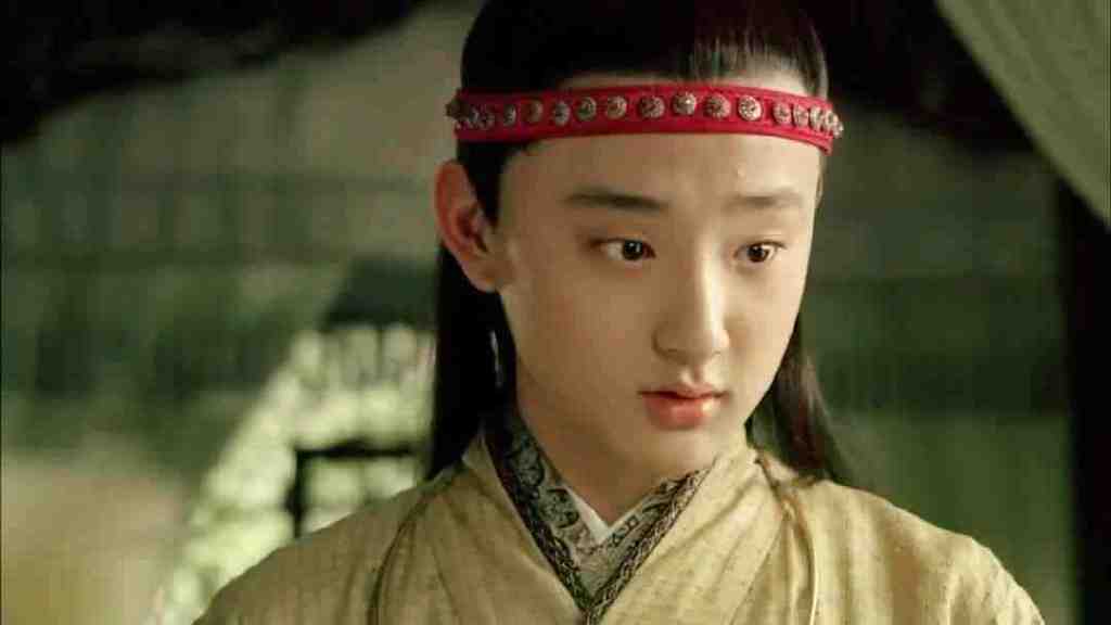 新版《红楼梦》中,贾宝玉的扮演者有两位,分别是于小彤和杨洋.