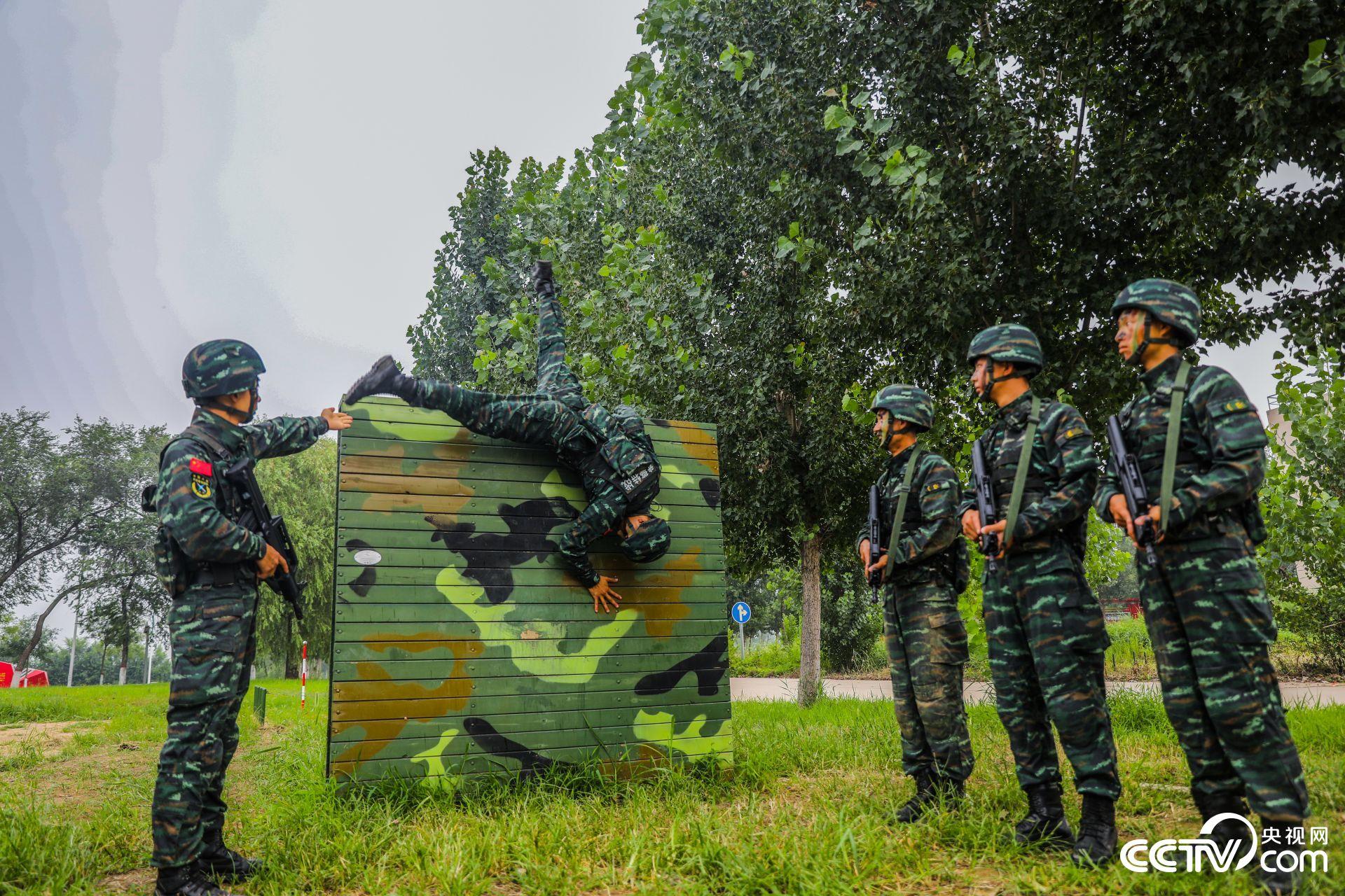 战味十足武警特战队员pk障碍训练场
