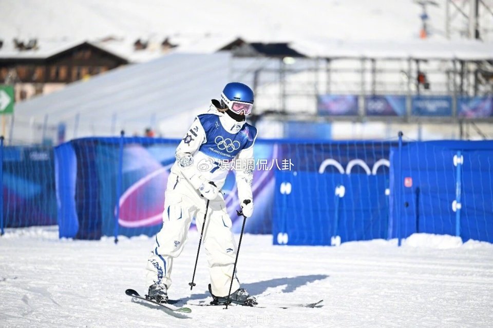 谷爱凌首跳结束抱着母亲哭了40秒 冬奥会蝉联银牌创历史