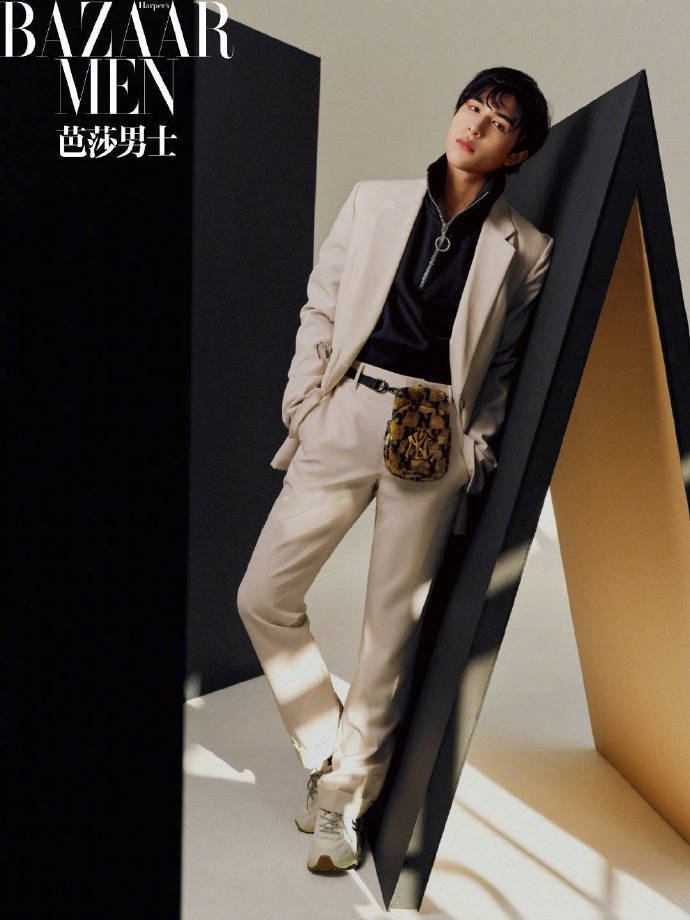 尹浩宇《芭莎男士》最新大片 一身白色西装优雅又充满