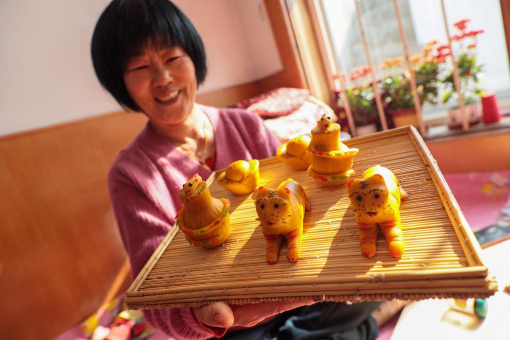 今年虎年,老虎的元素也体现在豆面灯上.