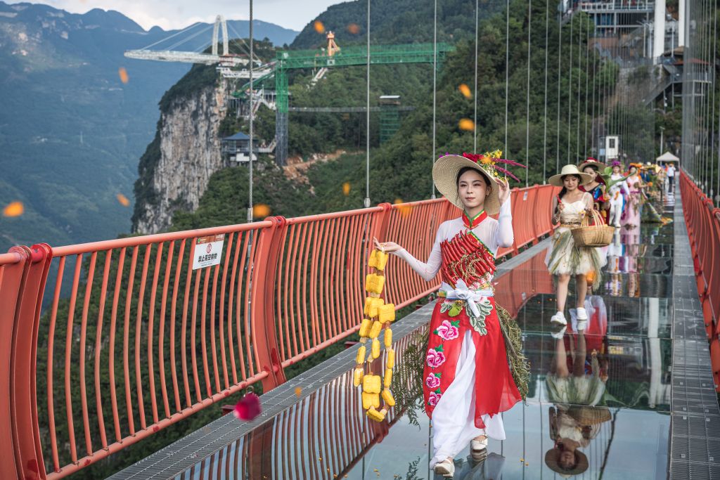 云南宣威：把庄稼做成时装 在云端走秀庆丰收