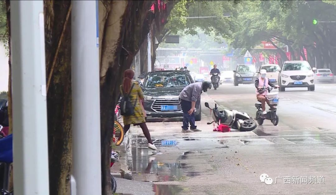 一天内多路段出现油污,电动自行车频频中招摔倒休闲区蓝鸢梦想 - Www.slyday.coM 一天内多路段出现油污,电动自行车频频中招摔倒休闲区蓝鸢梦想 - Www.slyday.coM
