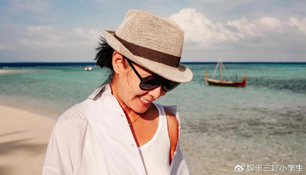 刘若英夫妇庆祝结婚十四年，海边温馨相依，婚后分隔依然情深似海