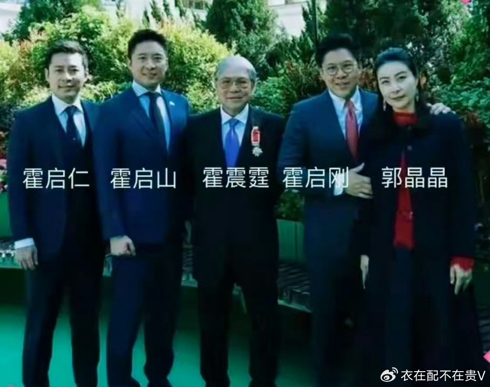 意外！郭晶晶缺席小叔子婚礼，霍启刚独自参加，公公霍震霆携前妻亮相