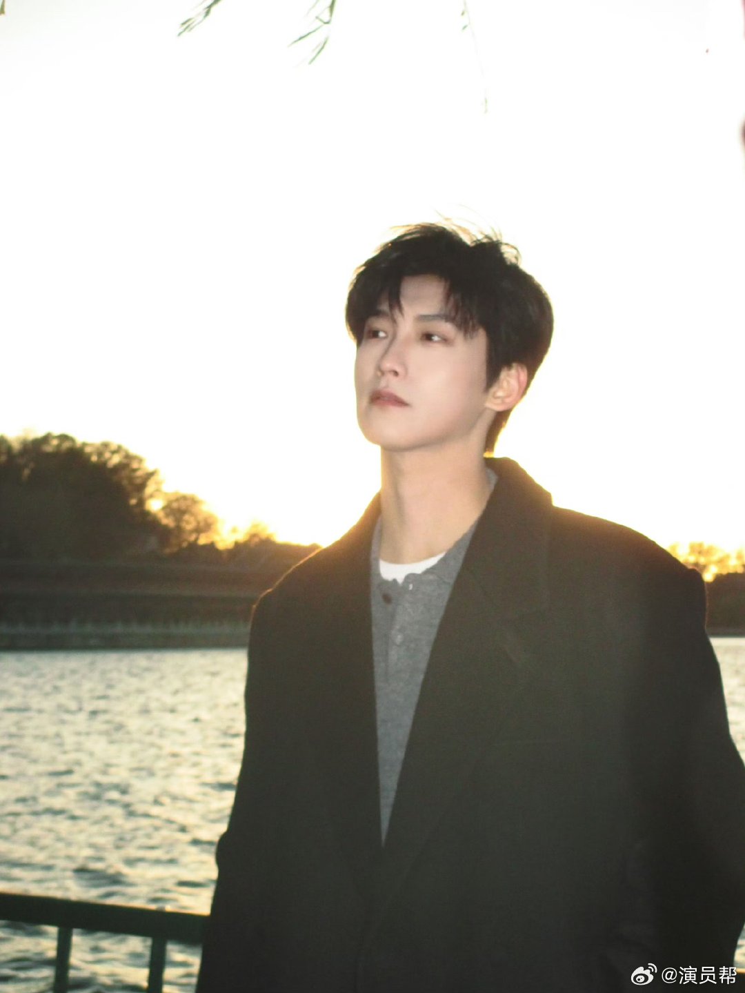 邢昭林机场遭私生围堵摔倒仍道歉