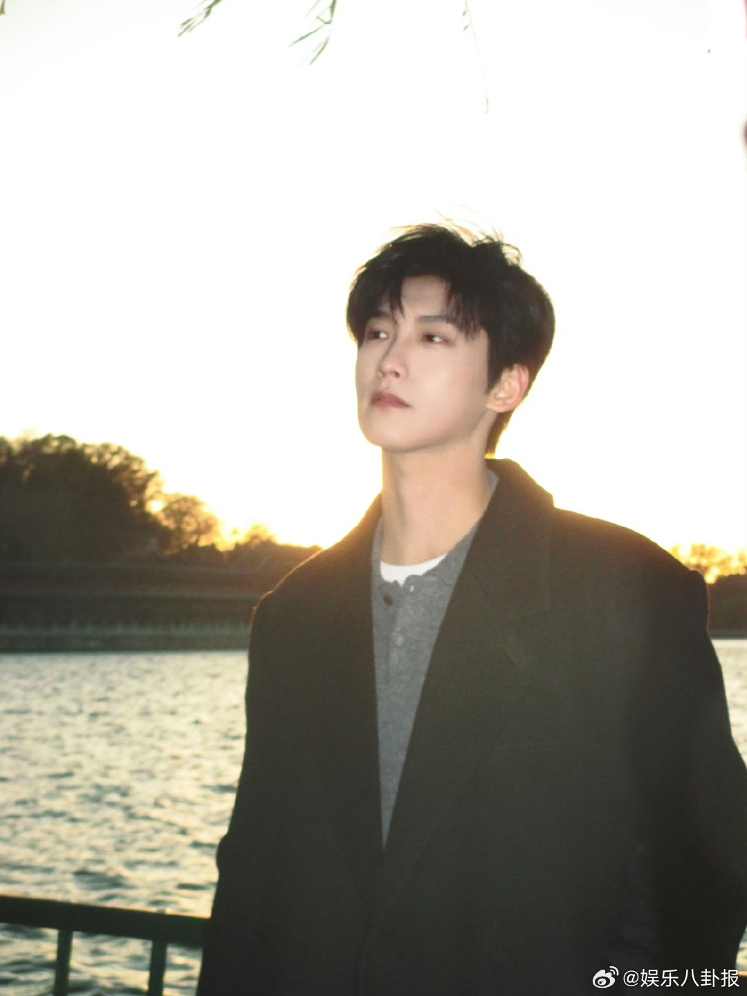 哎呀妈呀，邢昭林机场被挤摔倒，还一个劲儿跟路人保安道歉，这孩子太实诚了！