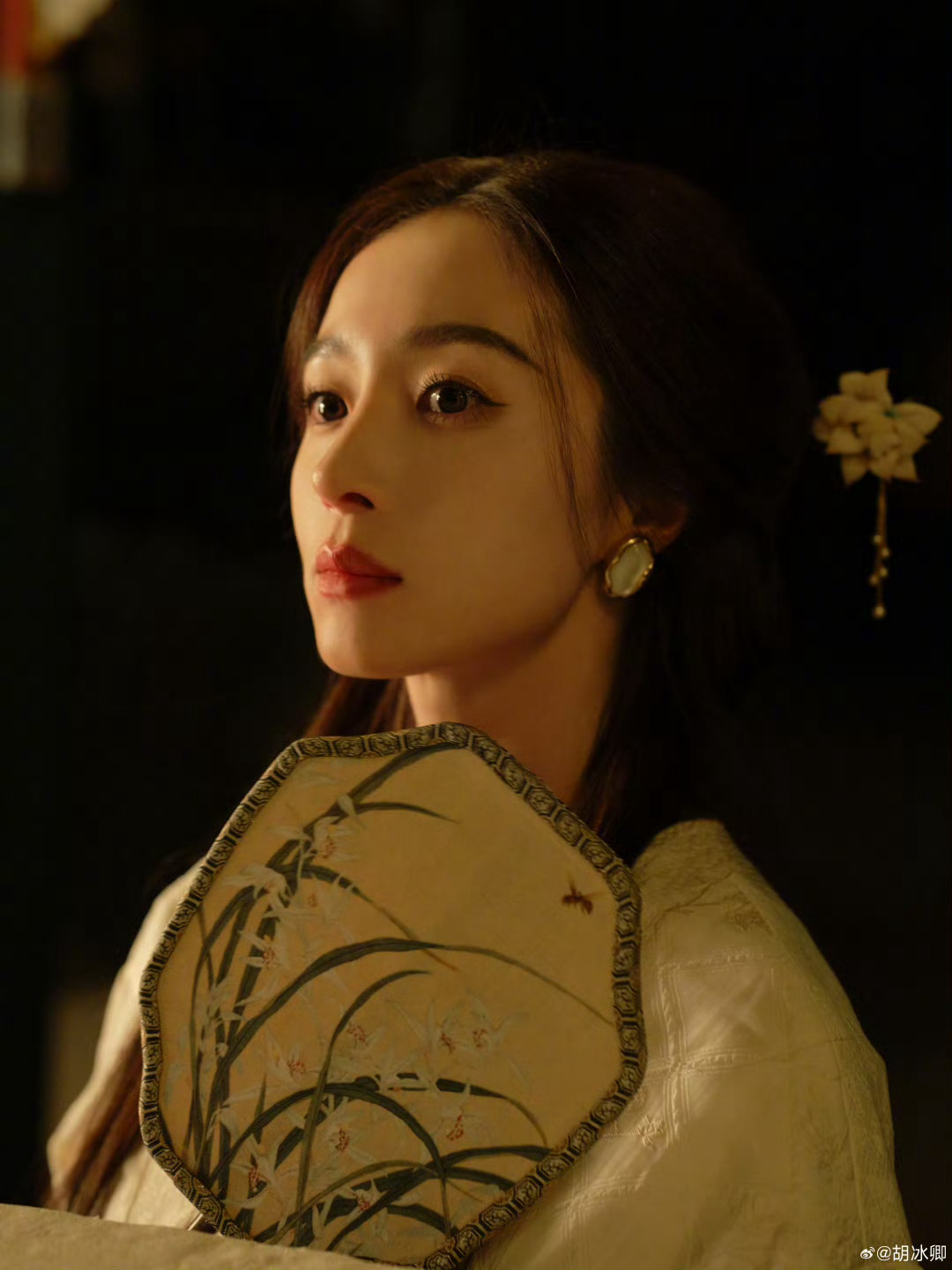 胡冰卿生日营业图，清冷古韵骨相有脸了，网友热议：好适合演古人！