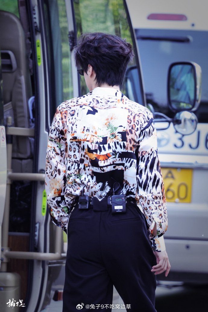 时代少年团全员花衬衫亮相，宋亚轩墨镜咬菠萝包再现《重庆森林》