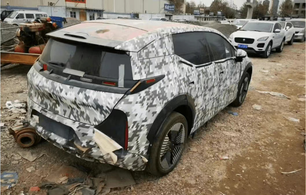 网传“极氪 003”谍照图，定位为紧凑型 SUV……