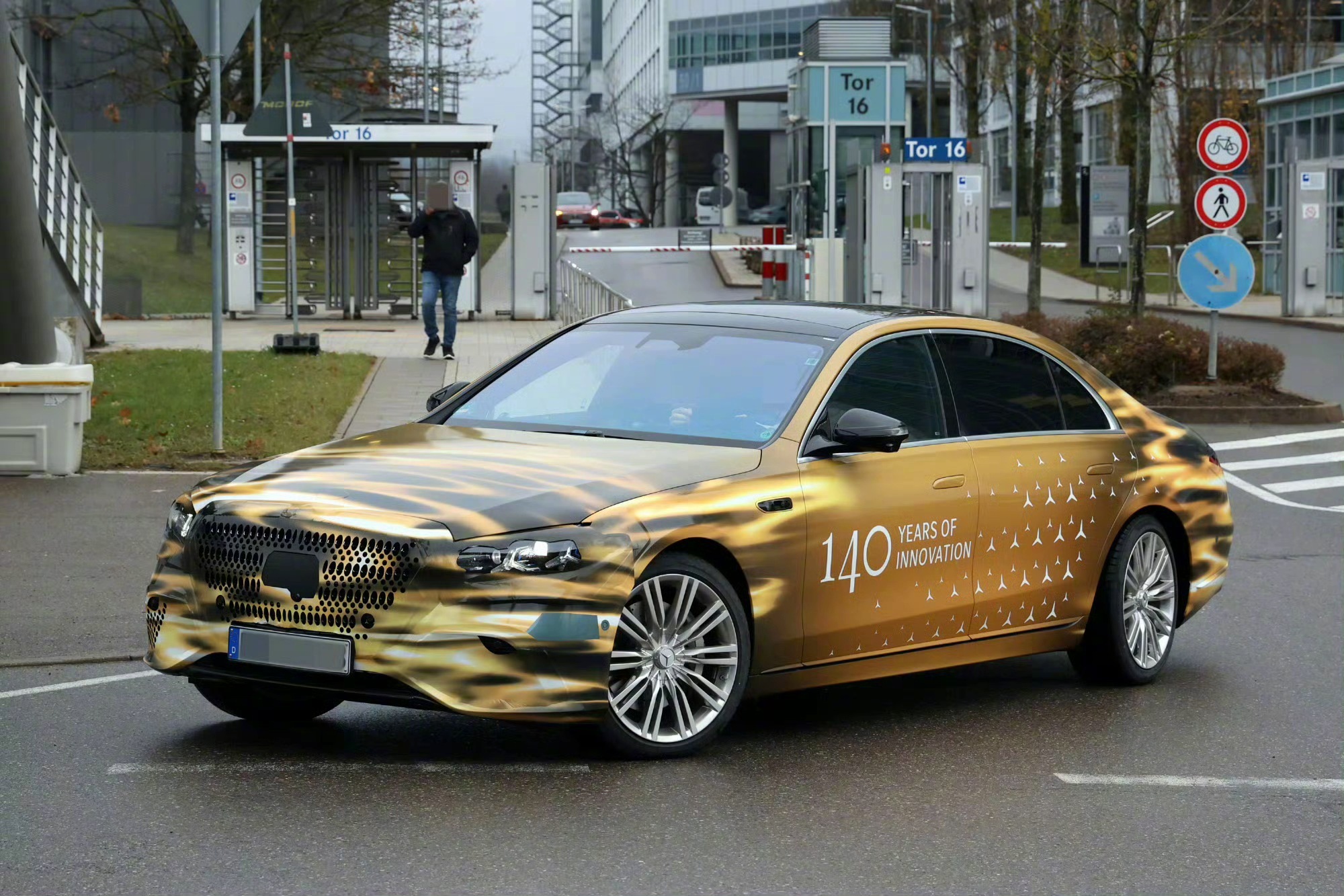 中期改款奔驰S测试车曝光，头尾灯融入品牌logo元素