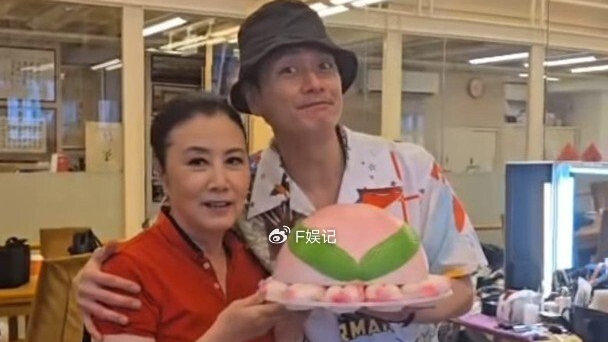 汪明荃78岁生日圈中后辈相继为其庆生 黄宗泽制造惊喜为寿桃蛋糕