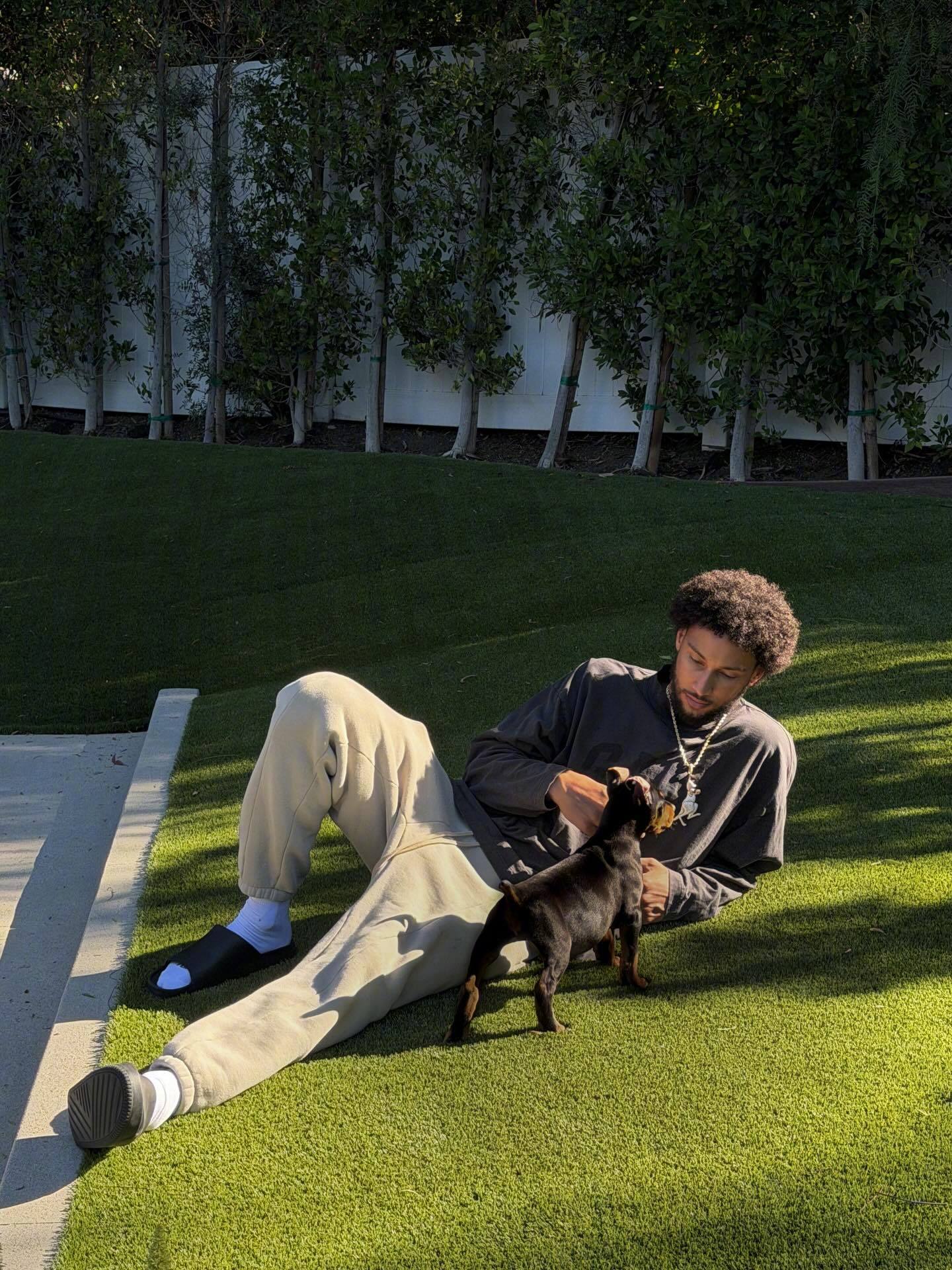 本西蒙斯晒照心情愉悦，底薪回归无压力