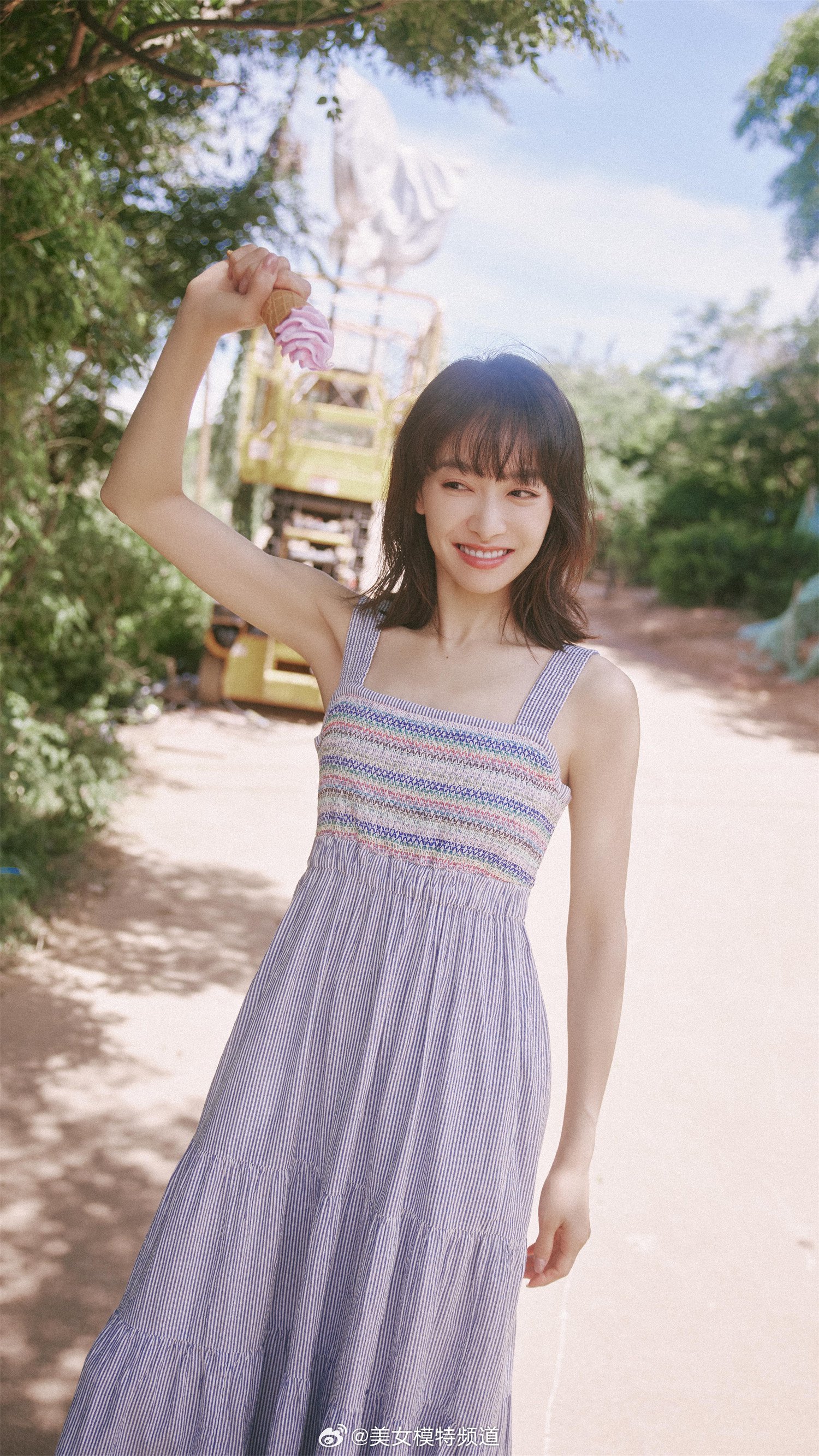 宋茜香芋色吊带裙街拍