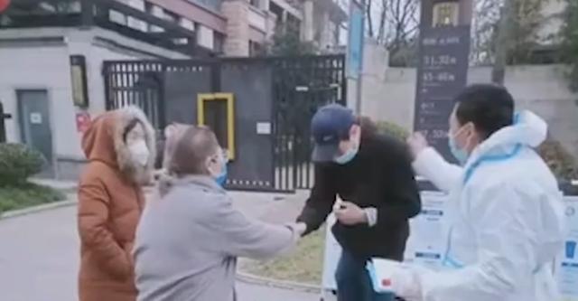 西安一外籍男子当众辱骂防疫人员神经病?家属致歉:表达能力有限,用错词休闲区蓝鸢梦想 - Www.slyday.coM 西安一外籍男子当众辱骂防疫人员神经病?家属致歉:表达能力有限,用错词休闲区蓝鸢梦想 - Www.slyday.coM