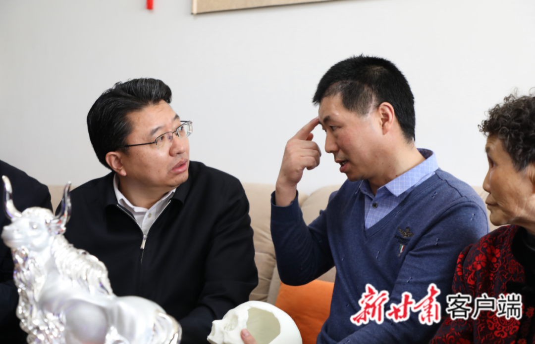 每经12点|英雄团长祁发宝最新照片曝光:手拿颅骨模型,头部伤痕仍可休闲区蓝鸢梦想 - Www.slyday.coM 每经12点|英雄团长祁发宝最新照片曝光:手拿颅骨模型,头部伤痕仍可休闲区蓝鸢梦想 - Www.slyday.coM