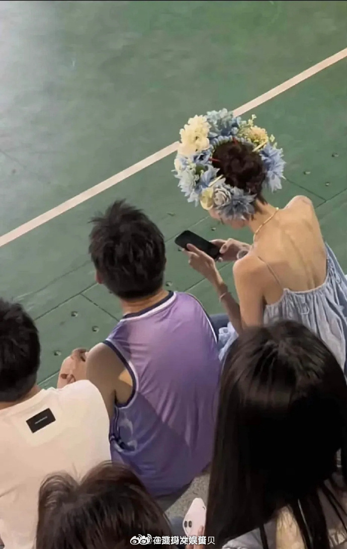 网友：娜扎，在我们村里是嫁不出去的那种 ，正宗皮包骨，真的太瘦了